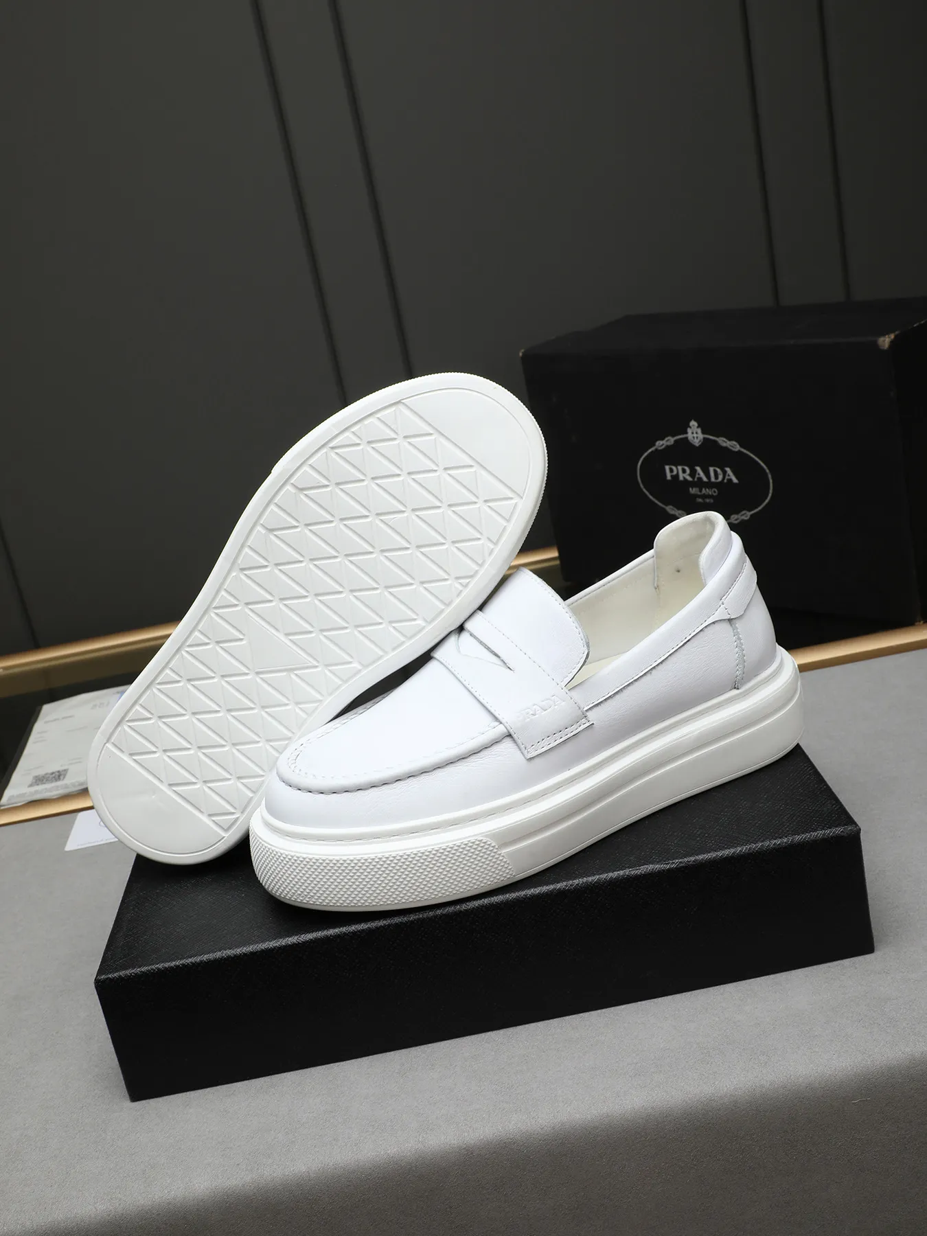 Men's Men's Shoes 💰500 Prada/Prada Men's new casual shoes, this upper is made of imported calfskin + sheep lining! The outsole is made of non-slip foam outsole, which feels good on your feet and is a fashionable and stylish item!  Size: 38-44 (45 customized)